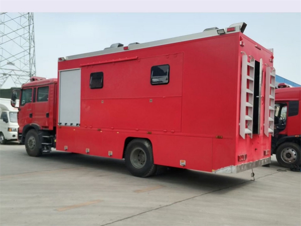 重汽豪沃双排炊事车