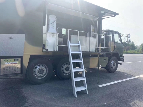 东风六驱越野餐车