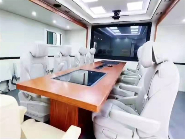 重汽豪沃指挥车