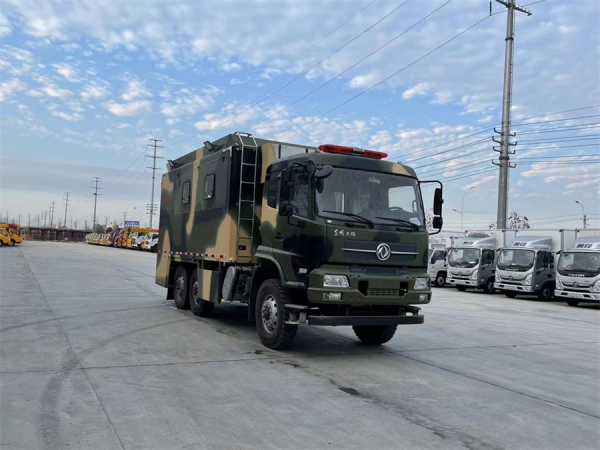东风六驱自行式炊事车