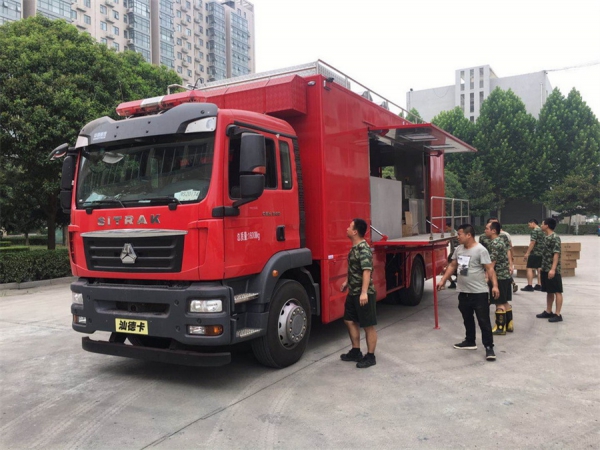 重汽汕德卡300人餐车
