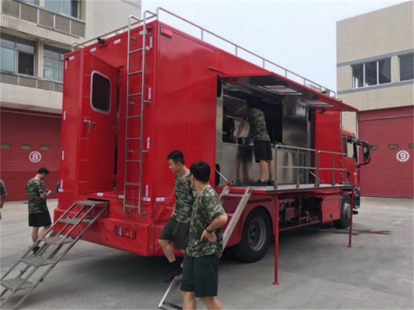 重汽汕德卡300人餐车