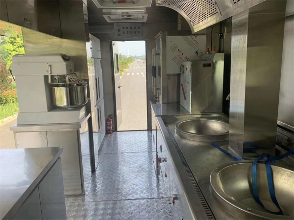 东风六驱越野餐车