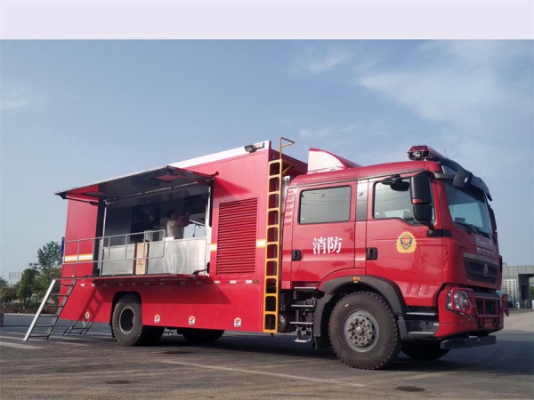 重汽豪沃双排炊事车