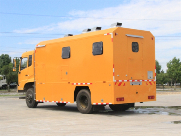 东风四驱自行式炊事车