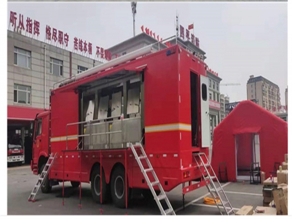 重汽汕德卡6x6越野炊事车