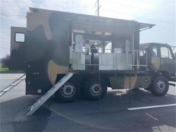 东风六驱自行式炊事车