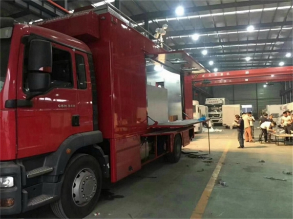 重汽汕德卡300人餐车
