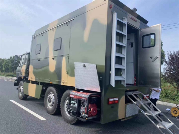 东风六驱越野餐车